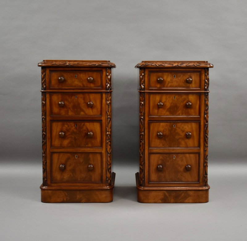 Fine Pair of Victorian Mahogany Bedside Chests of Drawers - Image 2
