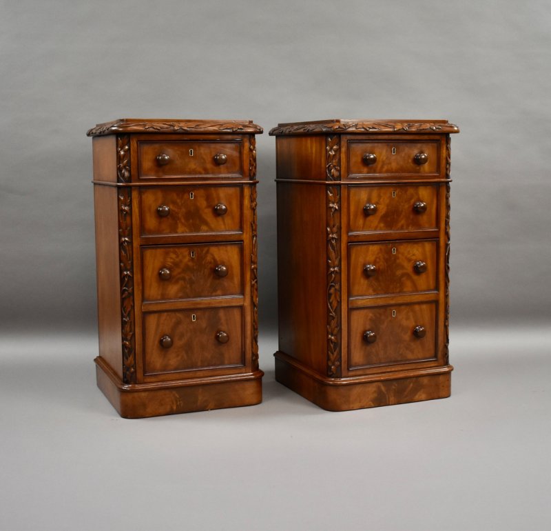 Fine Pair of Victorian Mahogany Bedside Chests of Drawers