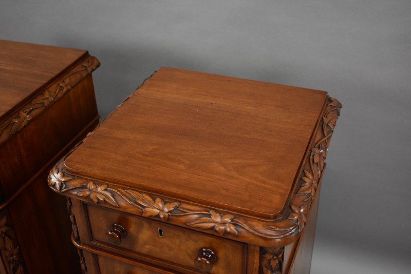 Fine Pair of Victorian Mahogany Bedside Chests of Drawers - Image 8