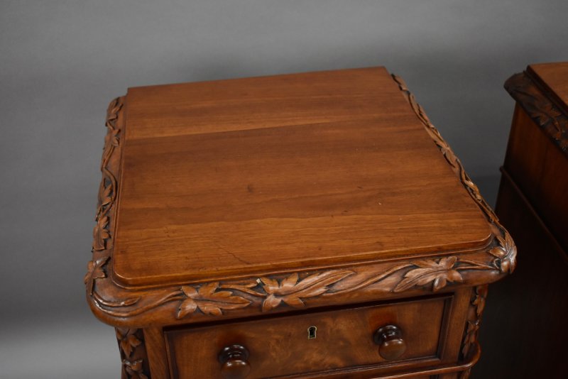 Fine Pair of Victorian Mahogany Bedside Chests of Drawers - Image 7