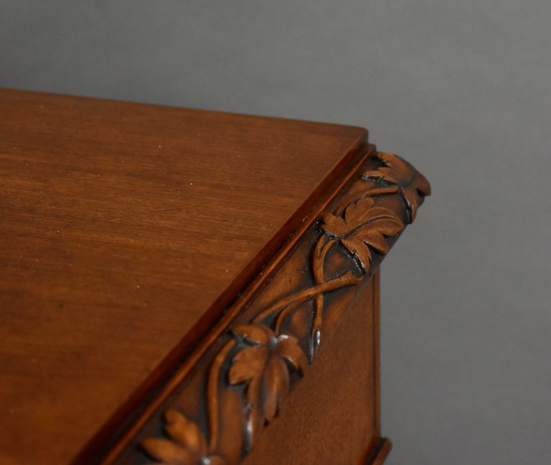 Fine Pair of Victorian Mahogany Bedside Chests of Drawers - Image 9