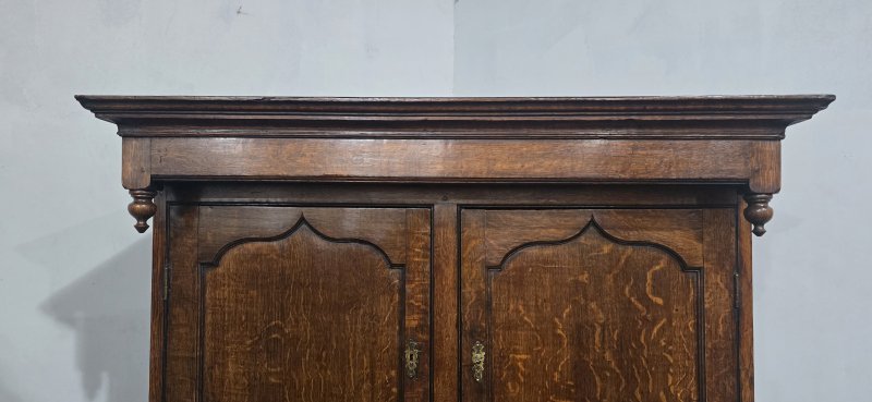 Super Oak Georgian Court Cupboard - Image 9