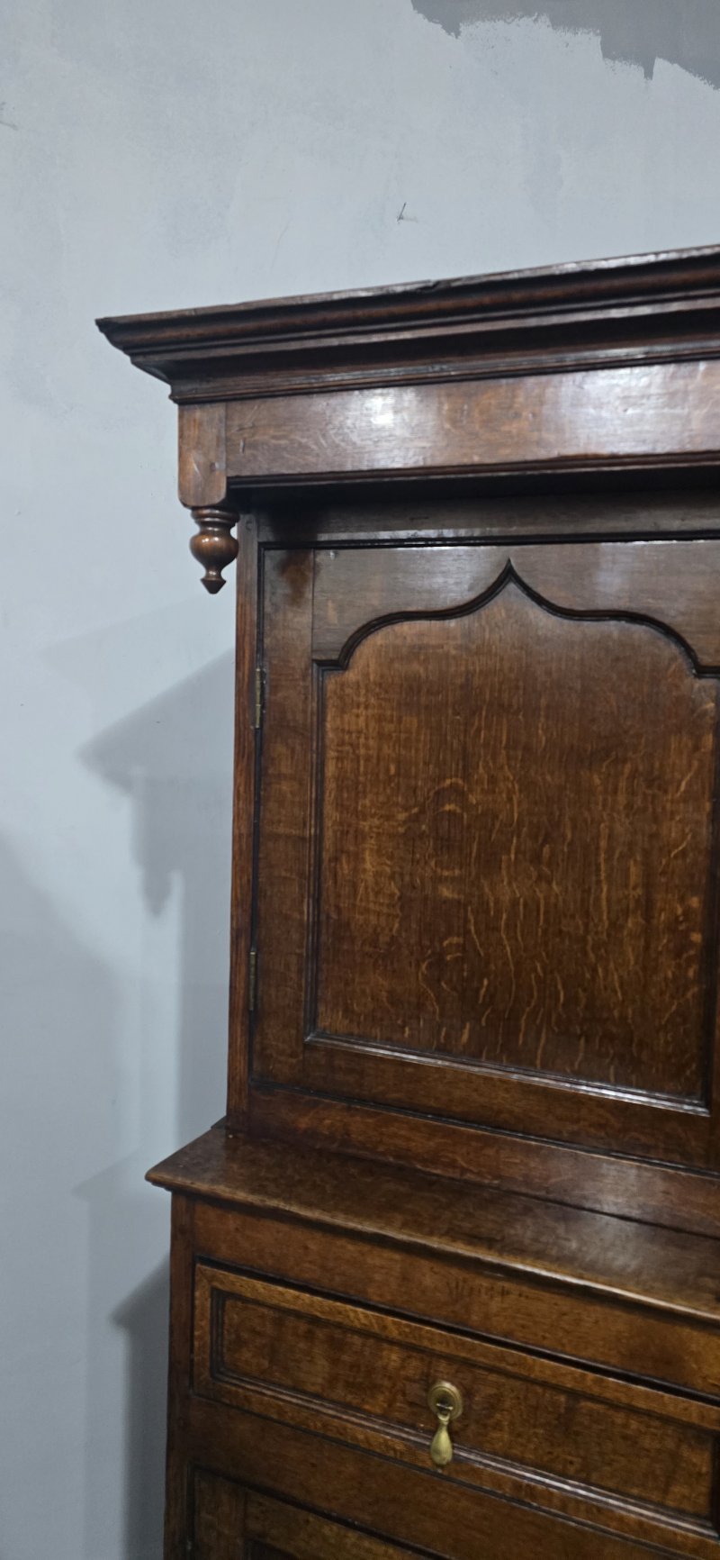 Super Oak Georgian Court Cupboard - Image 8