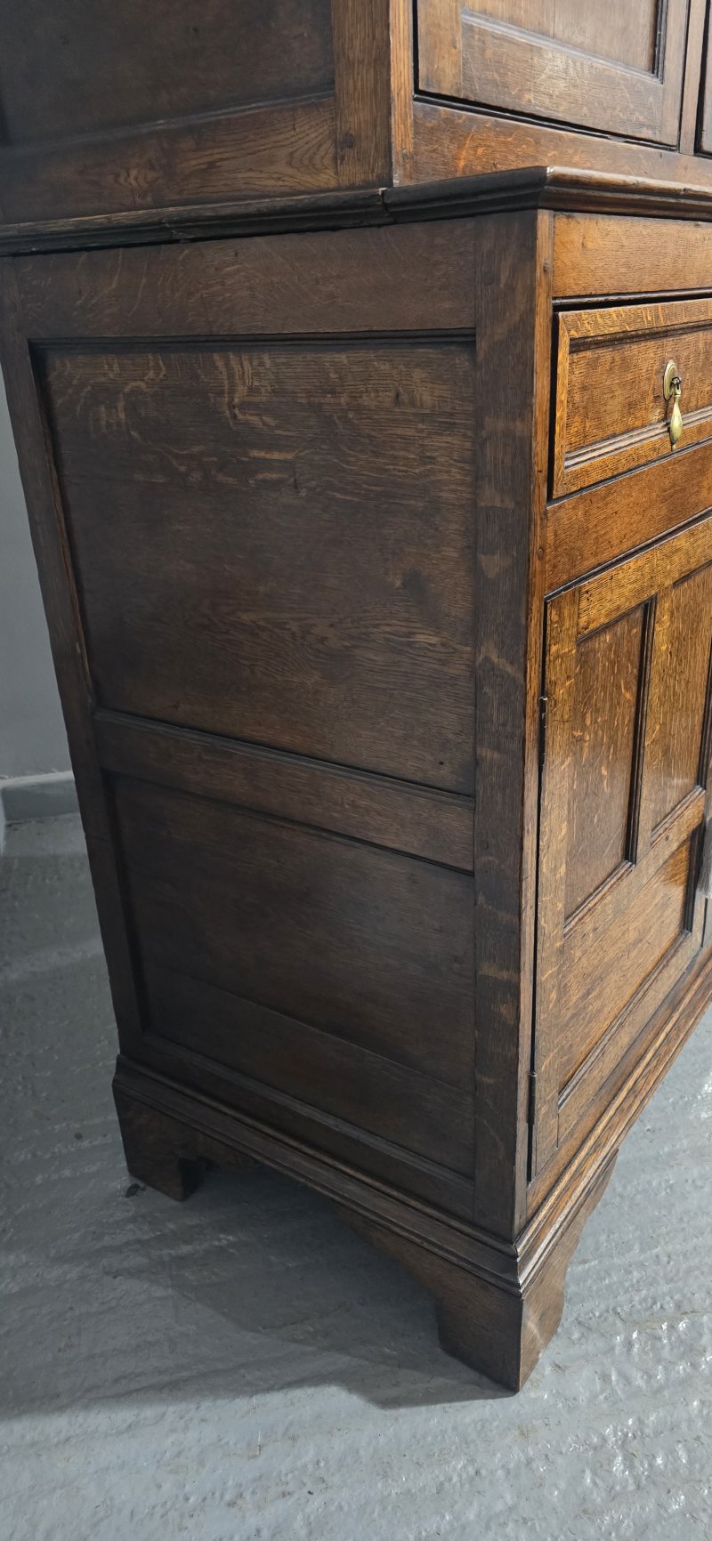 Super Oak Georgian Court Cupboard - Image 13
