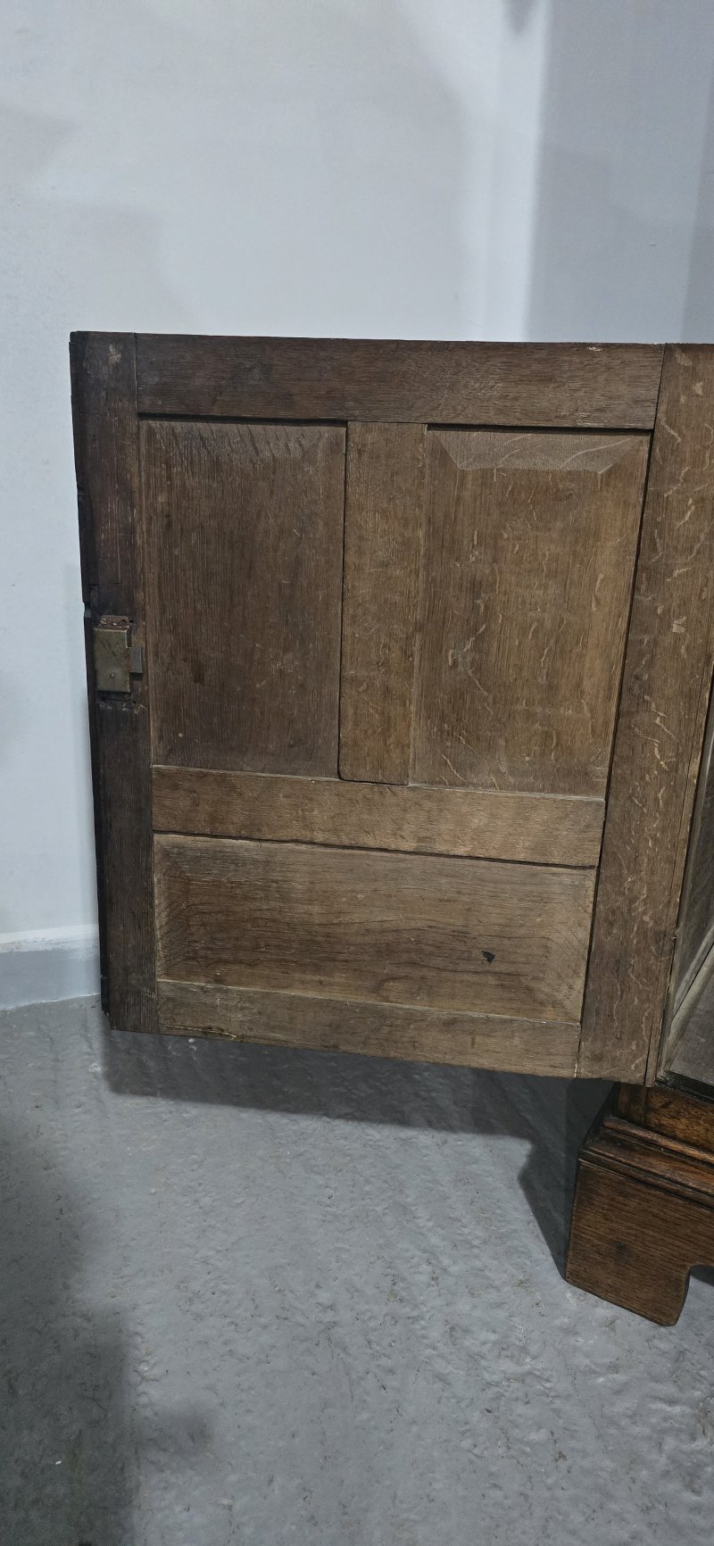 Super Oak Georgian Court Cupboard - Image 19