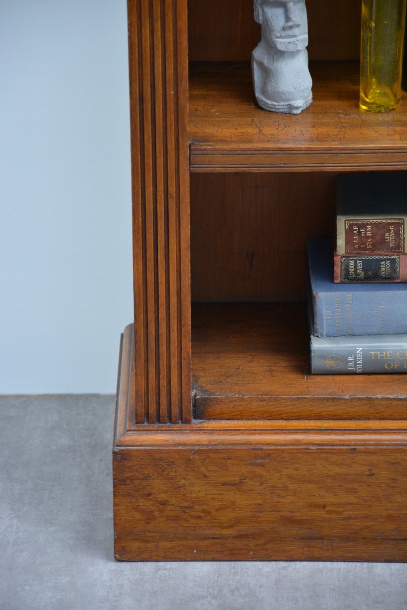 Unusually Low English Late Victorian Solid Oak Open Bookcase - Image 3
