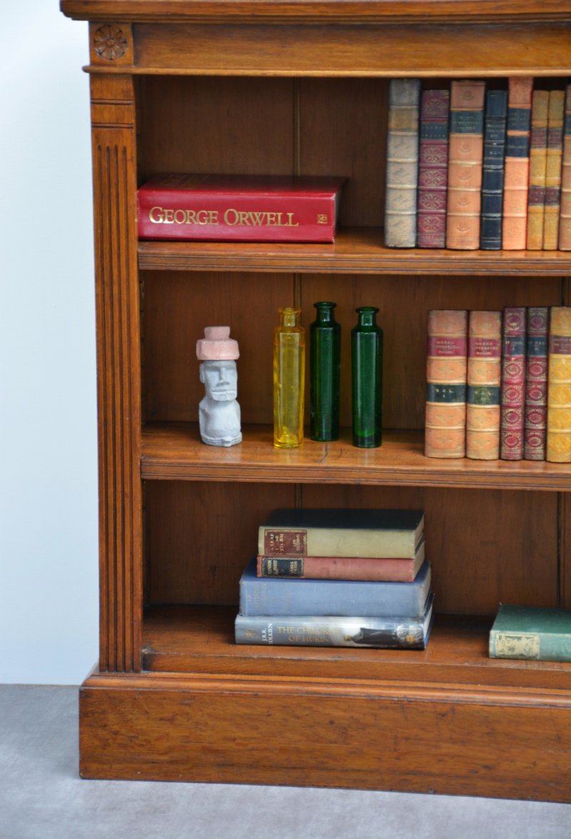 Unusually Low English Late Victorian Solid Oak Open Bookcase - Image 4
