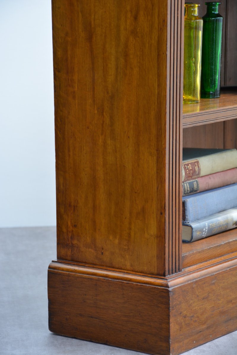 Unusually Low English Late Victorian Solid Oak Open Bookcase - Image 8
