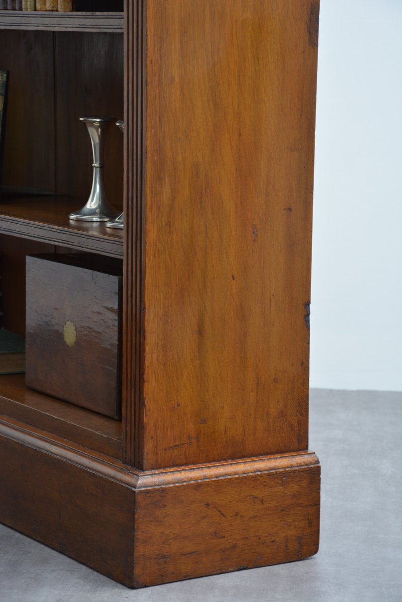 Unusually Low English Late Victorian Solid Oak Open Bookcase - Image 10