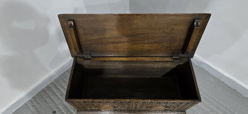 Excellent Quality Minature Oak Coffer - Image 5