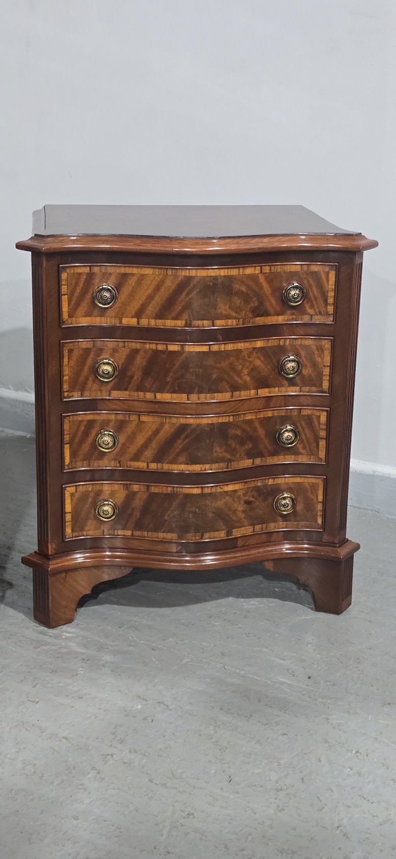 Pair Serpentine Mahogany Bedside Lamp Chests of Drawers - Image 5