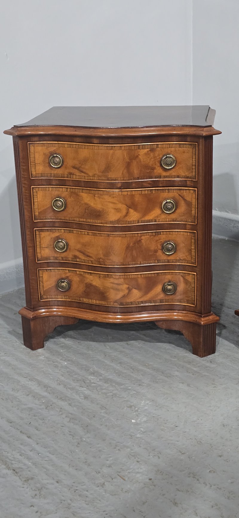 Pair Serpentine Mahogany Bedside Lamp Chests of Drawers - Image 4