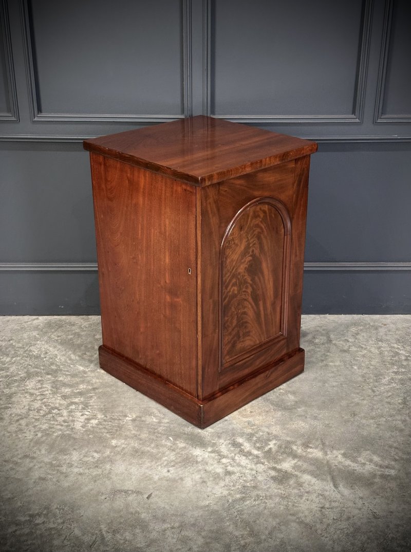 Pair of Large Flame Mahogany Bedside Cabinets - Image 11