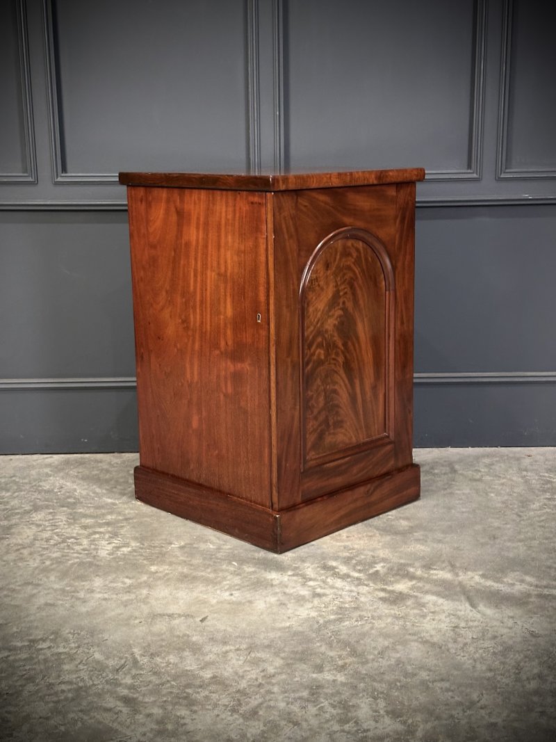 Pair of Large Flame Mahogany Bedside Cabinets - Image 4