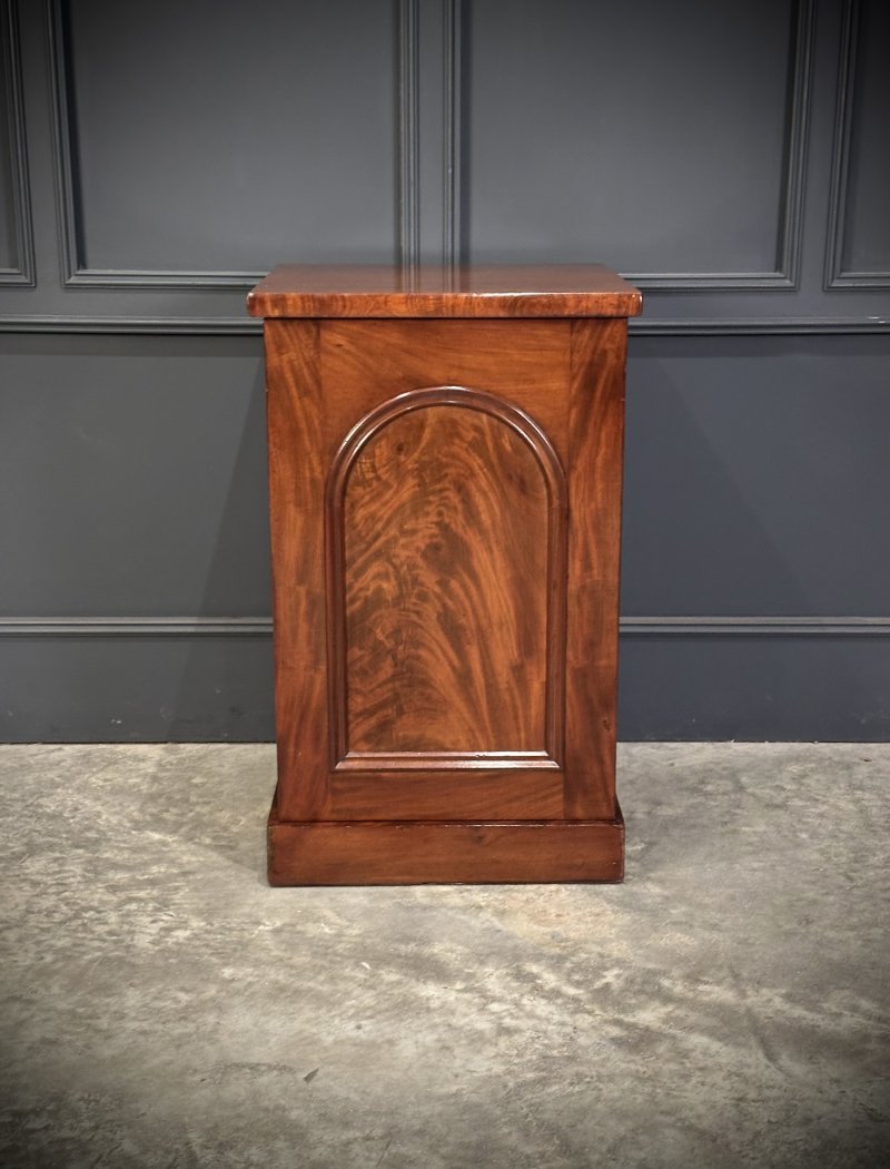 Pair of Large Flame Mahogany Bedside Cabinets - Image 6