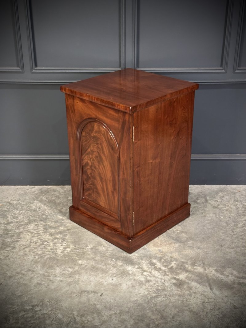 Pair of Large Flame Mahogany Bedside Cabinets - Image 7