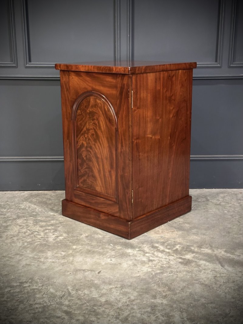Pair of Large Flame Mahogany Bedside Cabinets - Image 8