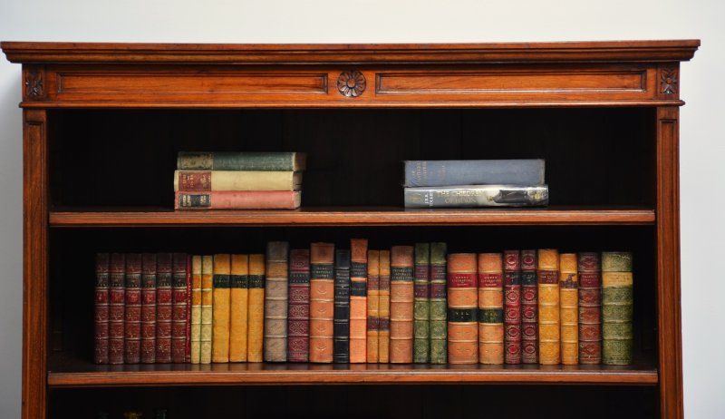 Late Victorian Walnut Open Bookcase with Adjustable Shelves - Image 11