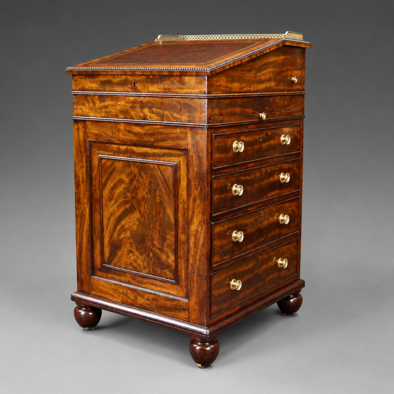A fine Gillows flame mahogany Davenport