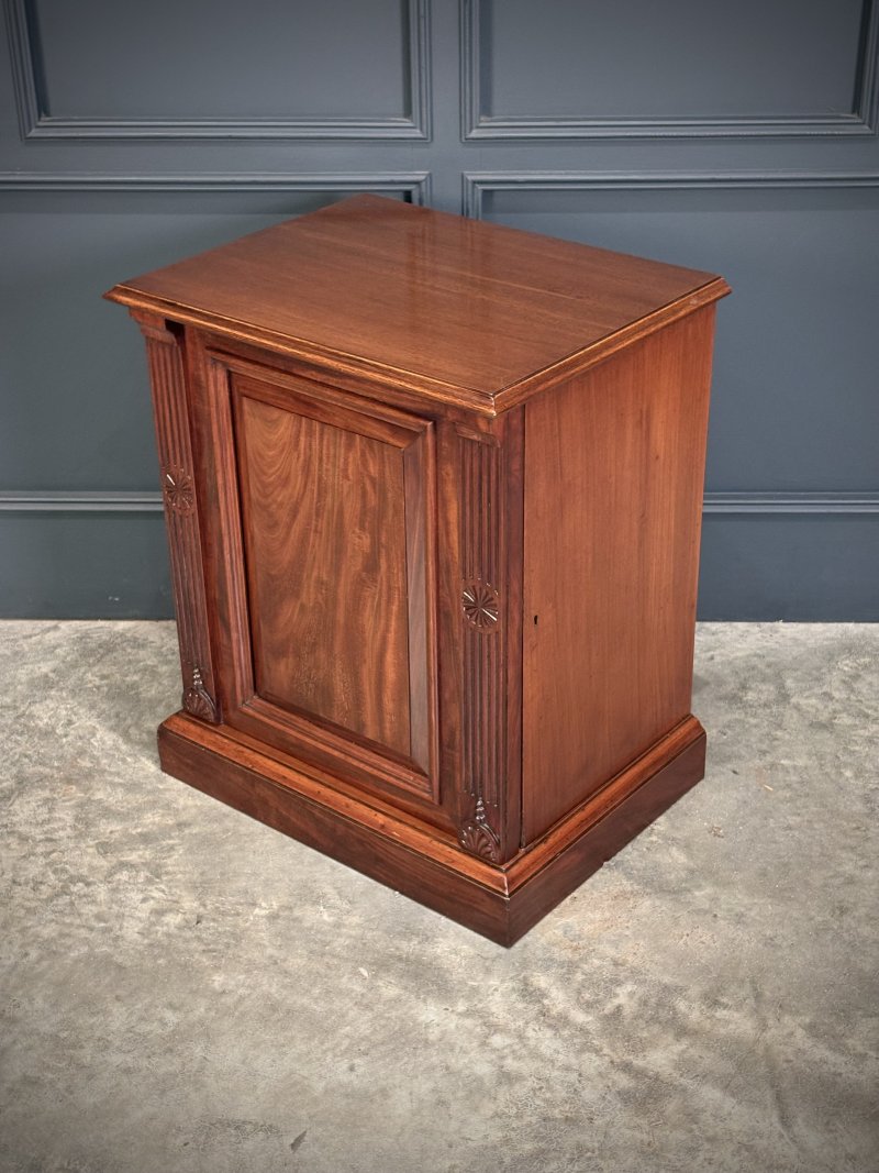 Pair of Victorian Mahogany Bedside Cabinets - Image 16