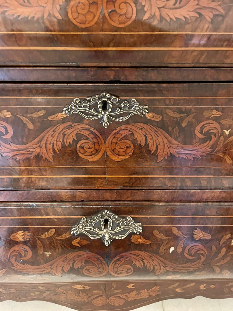 Antique 18th Century Quality Burr Walnut Floral Marquetry Inlaid Bombe Shaped Bureau - Image 30