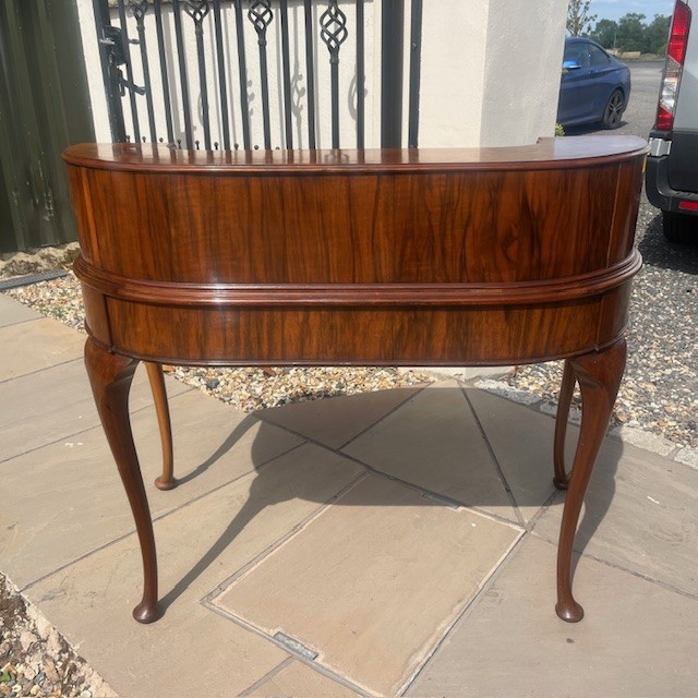 A fine quality Edwardian Period figured walnut Carleton House Desk